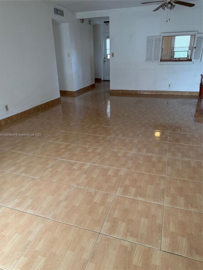 Building Photo - 620 NE 12th Ave