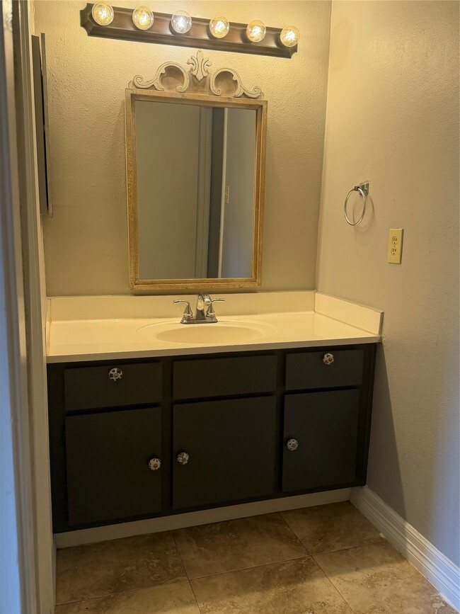 Building Photo - 3919 Fairmont Pkwy