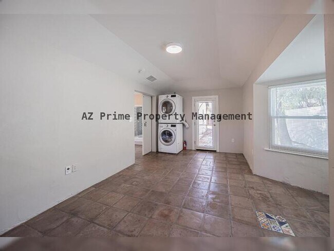 Building Photo - 1429 E Palm Ln