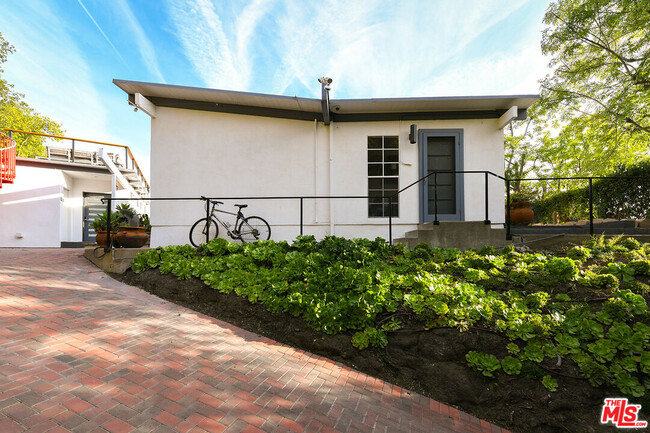 Building Photo - 7107 Pacific View Dr