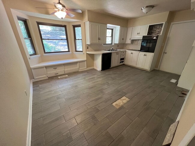 Building Photo - 3 bed 1 Bath 1 Car Garage Home in Nice Nei...