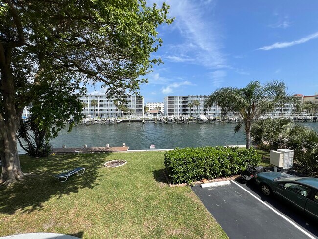 Building Photo - 131 Shore Ct