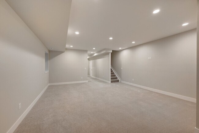 Building Photo - $3,900 - 4 Bed, 3.5 Bath Updated Townhome ...