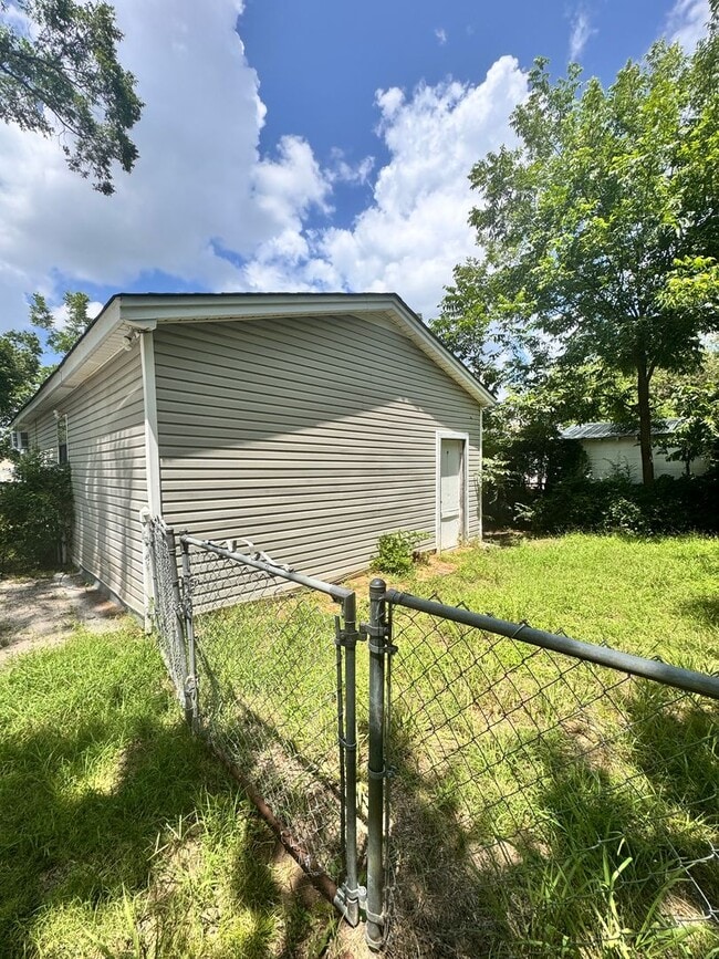 Building Photo - 2 Bedroom Rental in SW Ardmore