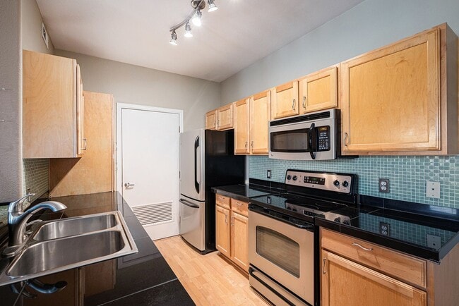 Building Photo - 3-Bedroom Condo Available Immediately