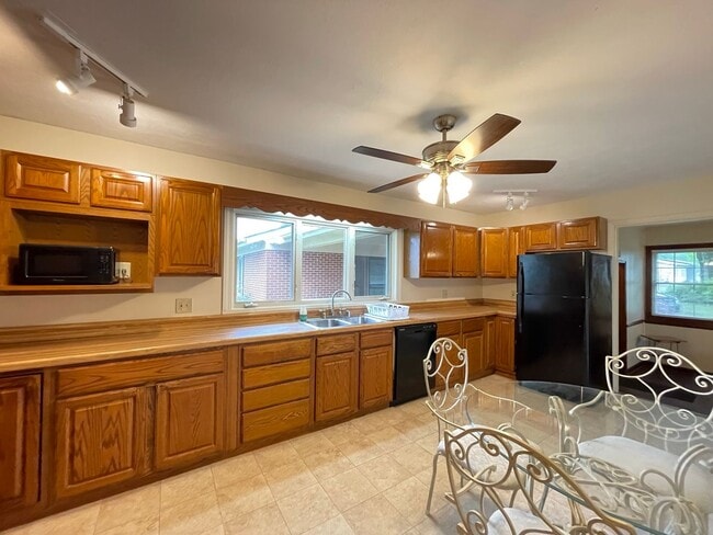 Building Photo - Large Furnished Rancher that Includes Lawn Maintenance and Bonus Room