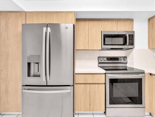 Building Photo - 2655 Collins Ave