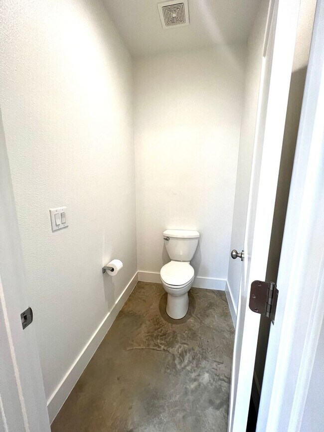 Building Photo - 3/2 For Lease in The Summit.