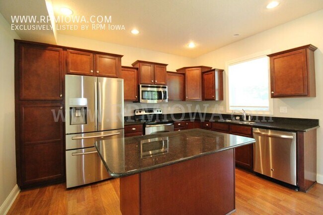 Building Photo - UPDATED KITCHEN!! 3 Bedroom, 2.5 Bath Home...