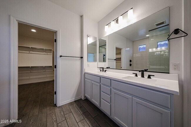 Building Photo - 3332 W Dunbar Dr