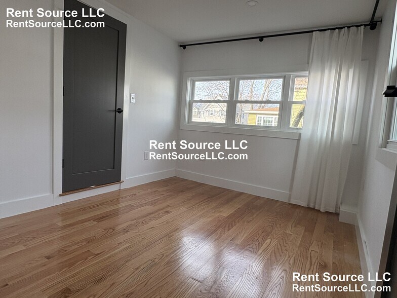 Building Photo - 52 Cotting St