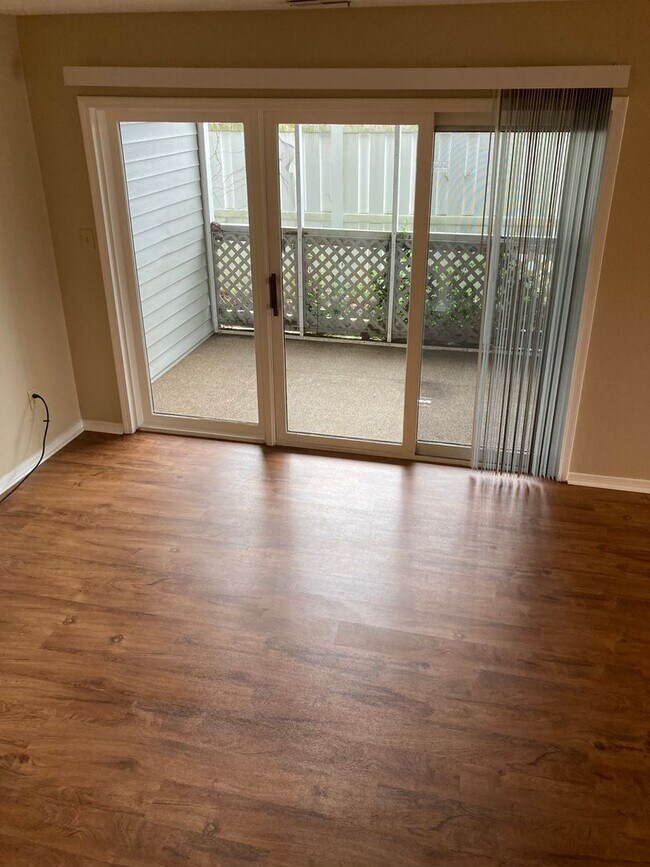 Building Photo - 3 bedroom, 2.5 bath Condo: Gentry Quarters Complex