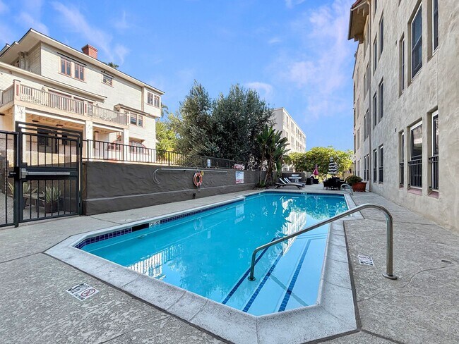 Building Photo - Stunning 2BD/2BA Condo in Bankers Hill W/ ...