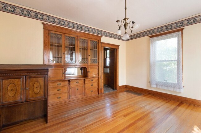 Building Photo - 1305 8th St