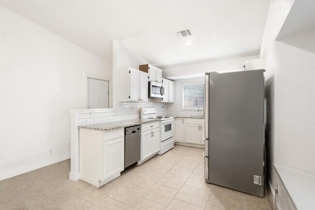Building Photo - 4003 Sunrise Creek Dr