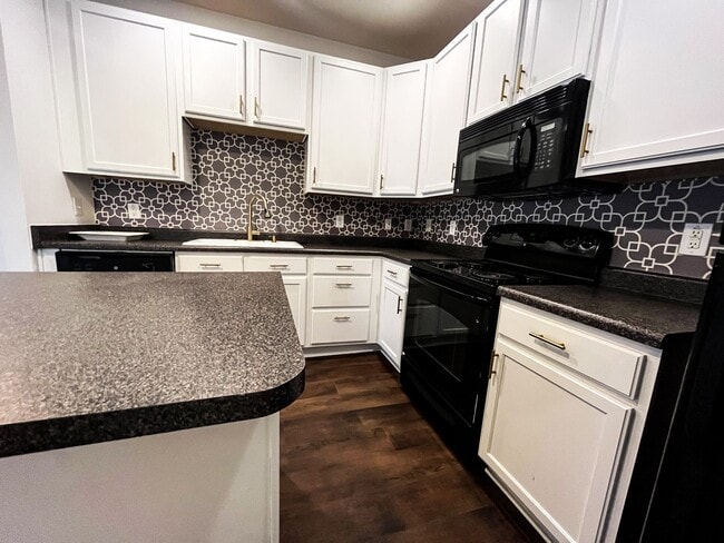 Building Photo - Greensboro 2 Bedroom, 2 Bathroom Condo