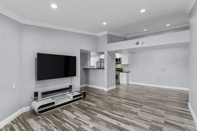 Building Photo - "Chic 3-Bed Townhouse with Granite Countertops on West Flamingo Road, Las Vegas!"