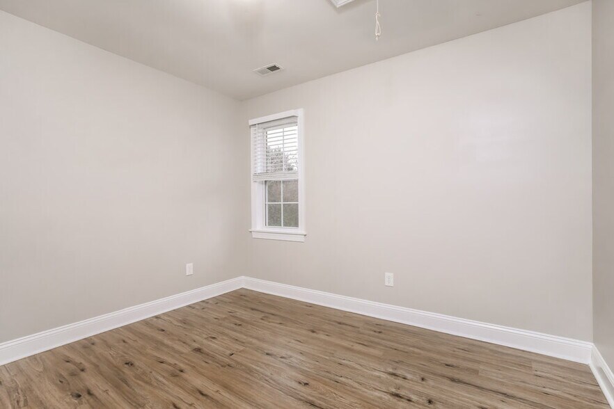 Building Photo - 14 Olde Charles Towne Ct