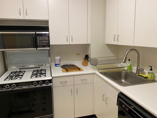 Building Photo - 45 River Dr S