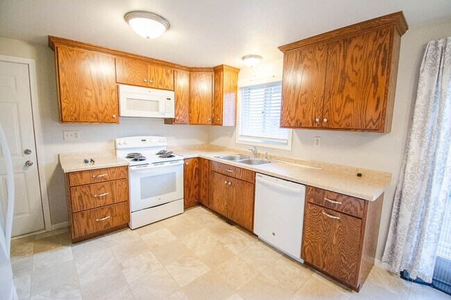 Building Photo - Ranch-style home with great fenced yard & patio!