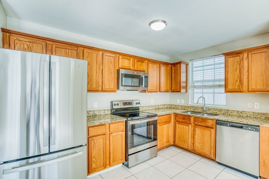 Building Photo - 4955 N Cancun Dr