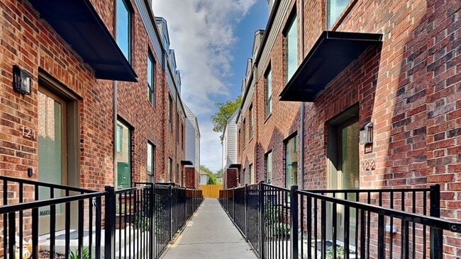 Building Photo - 129 E Oscar Dr