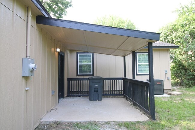 Building Photo - Recently Remodeled 3 Bed 2 Bath!