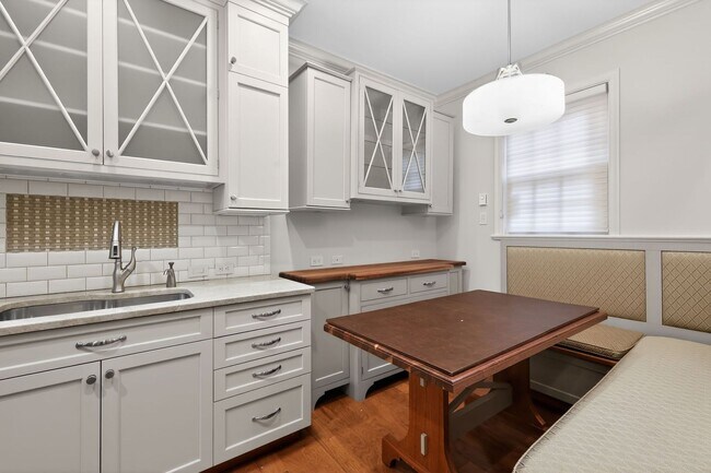 Building Photo - Old Town Alexandria Home | April Incentives Available