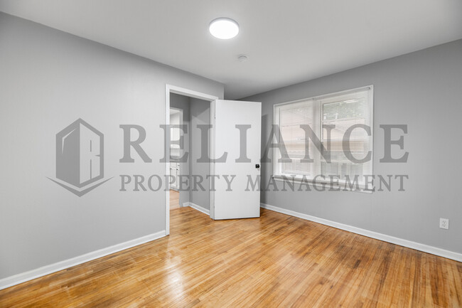 Building Photo - 119 S Custer Ave