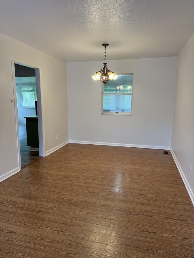 Building Photo - 423 Kendall Rd
