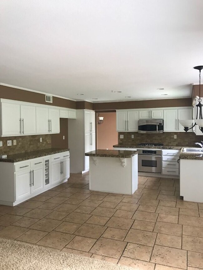 Building Photo - Lovely 4 bed 3+ bath