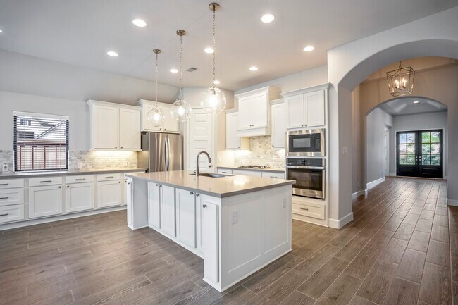 Building Photo - 7845 Charter Hill Dr