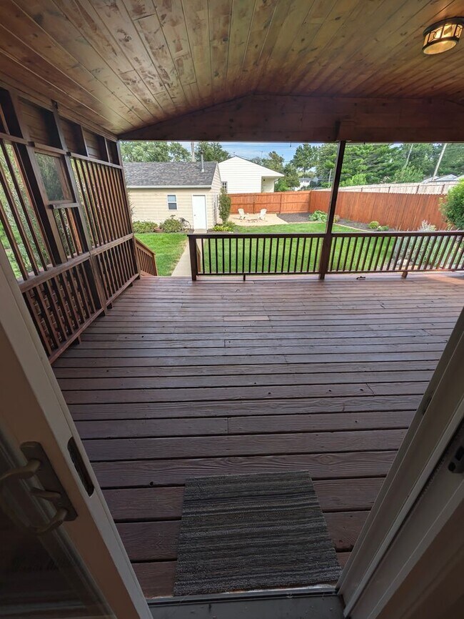 Building Photo - 1216 Robin Dr