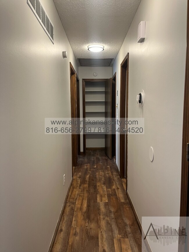 Building Photo - Spacious Parkville Ranch
