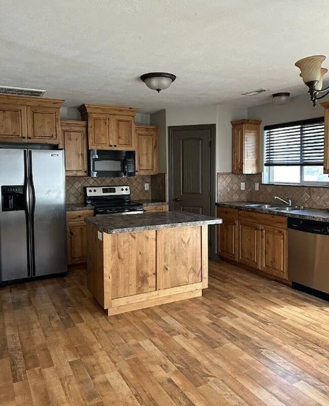 Building Photo - 3 bed 1.5 bath IMMACULATE END-UNIT Townhome in the Meadows