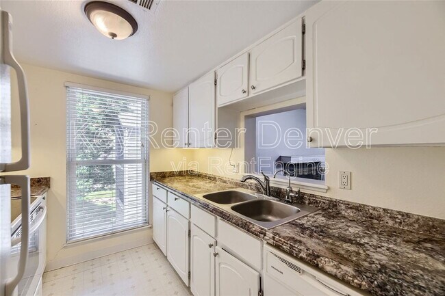 Building Photo - 9727 E Peakview Ave
