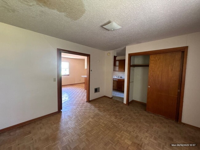 Building Photo - "Charming 1-Bedroom Retreat with Gleaming ...