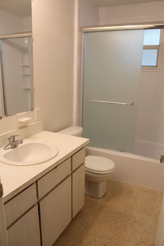 Building Photo - Half duplex close to the beach!