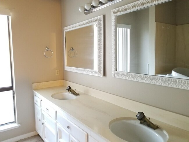 Building Photo - 1694 W Bullard Ave