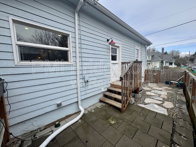 Building Photo - 834 NE Shaver St