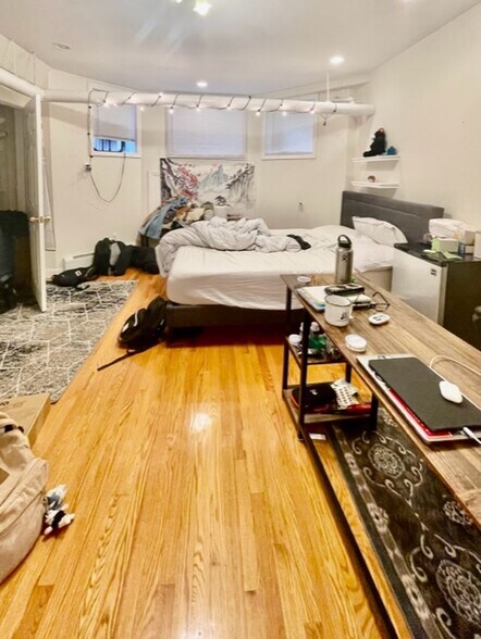 Building Photo - 18 Euston St