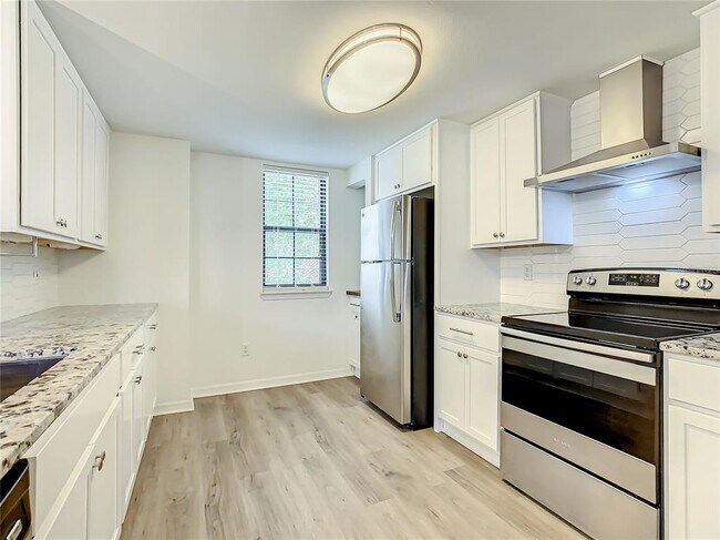 Building Photo - 1001 Via Santae Ln