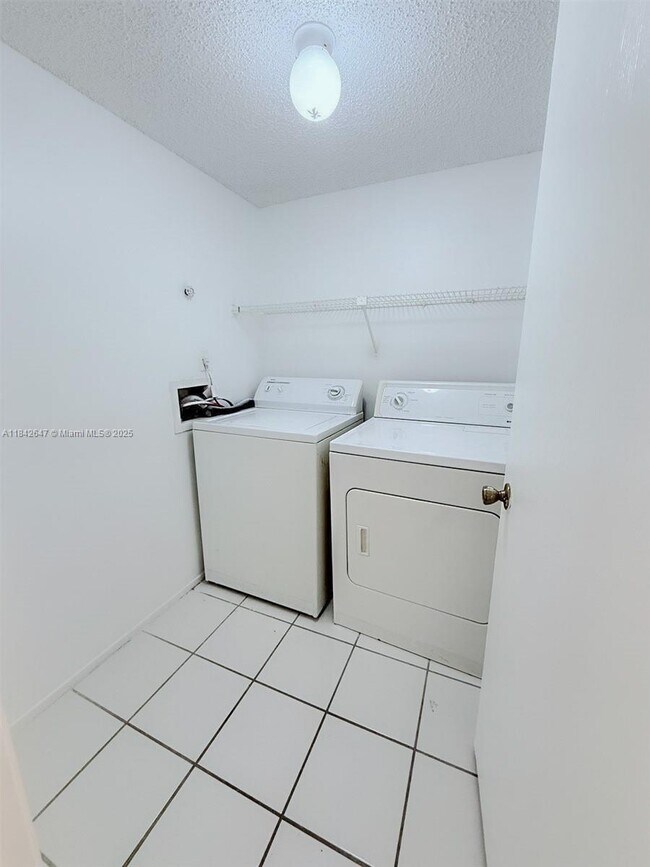 Building Photo - 3212 Coral Lake Ln