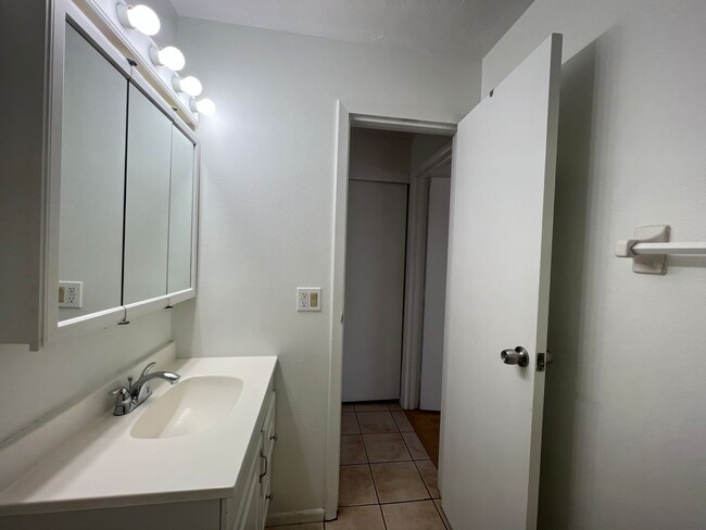 Building Photo - Second Floor 2/1 Condo - Includes Water/Se...