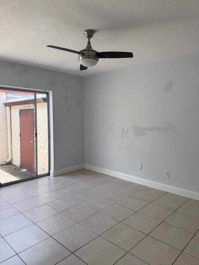 Building Photo - 9640 Oakburst Ln