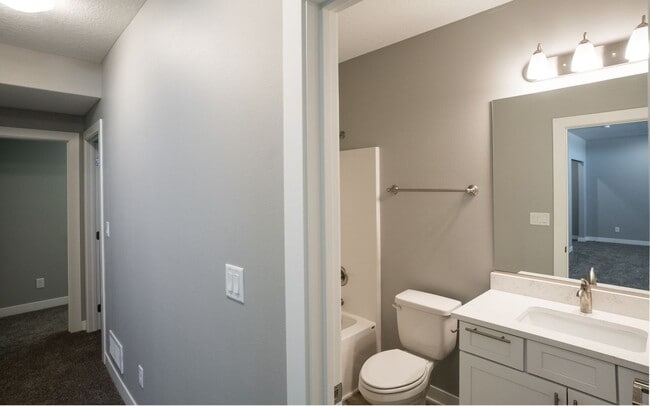 Building Photo - HUGE 4 Bed Home for Rent!