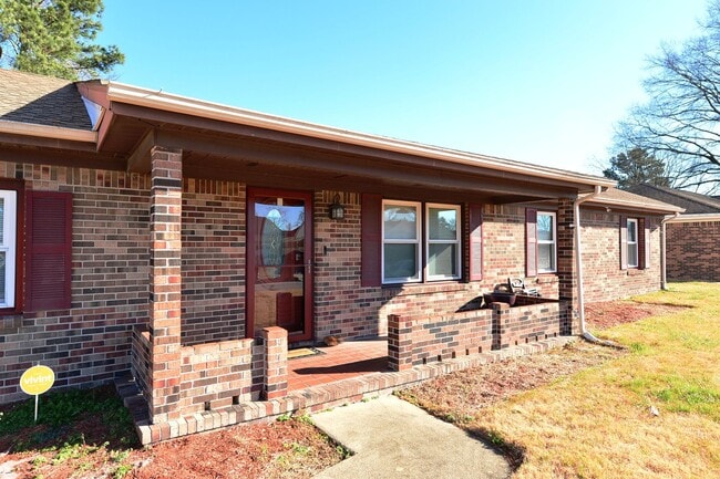 Building Photo - Nice Brick Ranch with Large yard!
