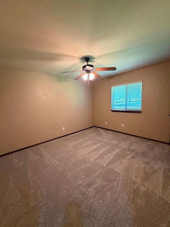 Building Photo - 3 bd/2 ba on Half acre - Edmond Schools