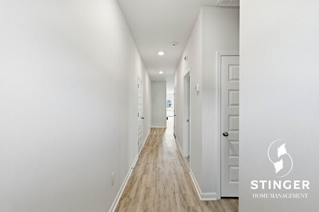 Building Photo - 548 Hideaway St