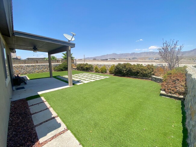 Building Photo - Gorgeous 4bed/3.5bath with 2 Master Bedrooms!